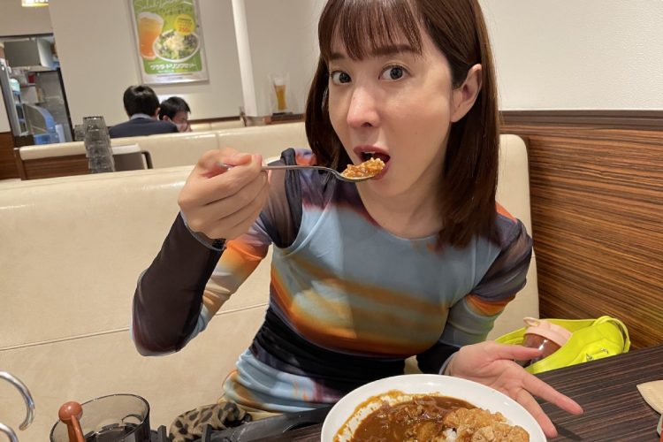 大好きだという「ココ壱」でカレーを頬ばるエンリケ