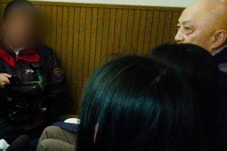 会見には“妻”を同席させた（2006年に行われた会見）