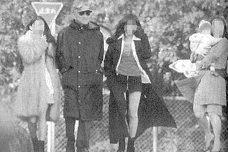 “妻”たちを従えて自宅付近を散歩する渋谷容疑者（『週刊ポスト』2006年2月10日号より）