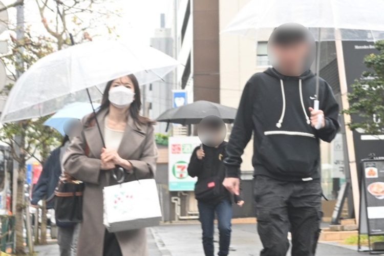 雨の中、傘をさして歩くふたり（1月中旬撮影）