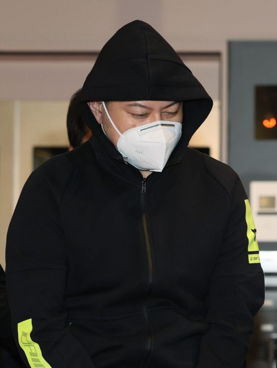 フィリピンから強制送還され、羽田空港に到着した渡辺優樹容疑者。2月9日午前、東京都大田区（時事通信フォト）