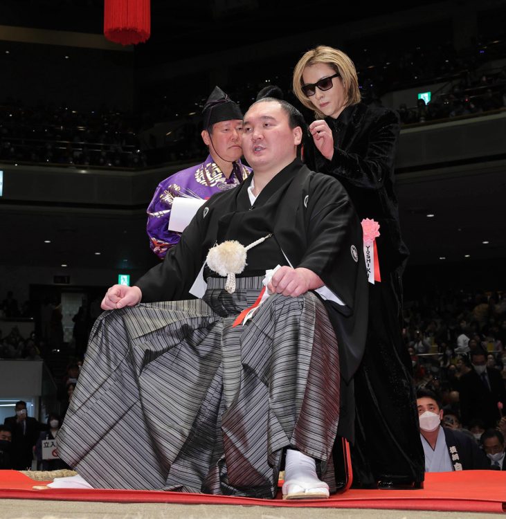 白鵬の断髪式。YOSHIKIがハサミを入れた