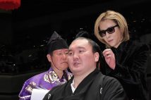 約280人がハサミを入れた（右はYOSHIKI／時事通信フォト）