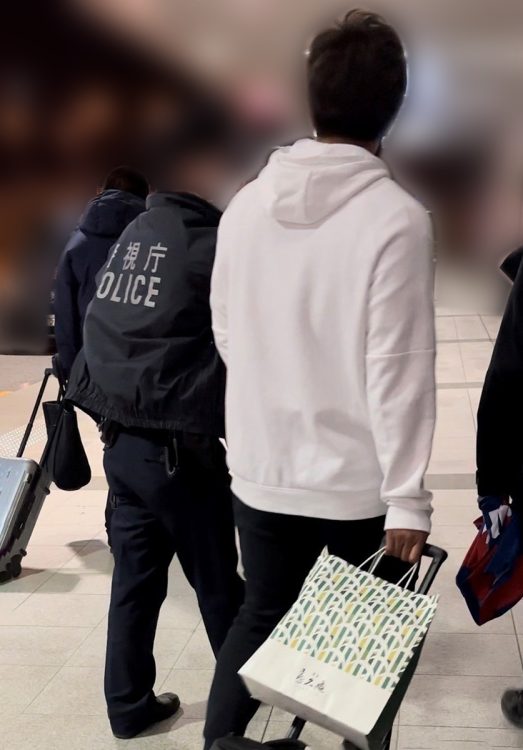 何人かのファンが出待ちしていたという