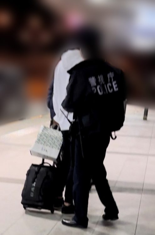 警察を交え、サインを求めたファンとの話し合いを行い、その場を終えた