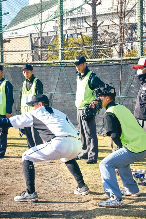 受講生は他の受講生の動きも見て、自分の頭のなかで審判の動きをイメージする