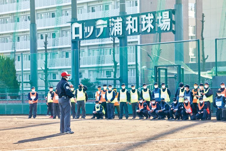 今回は108人の応募があり、書類審査を通過した49人がスクールに参加した