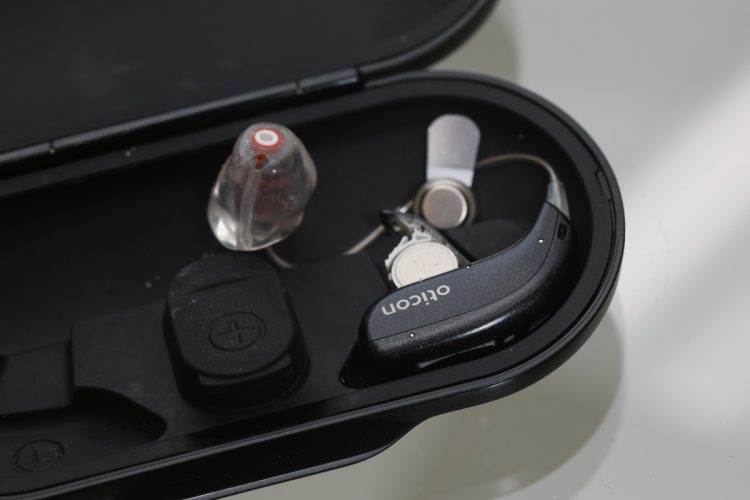 梅沢が使用しているオーティコンの耳かけ型補聴器