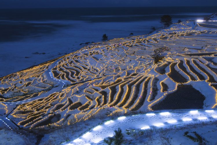 3月12日まで。日没後に点灯していく景色が幻想的。15分ごとに色が切り替わる（写真／アマナイメージ）