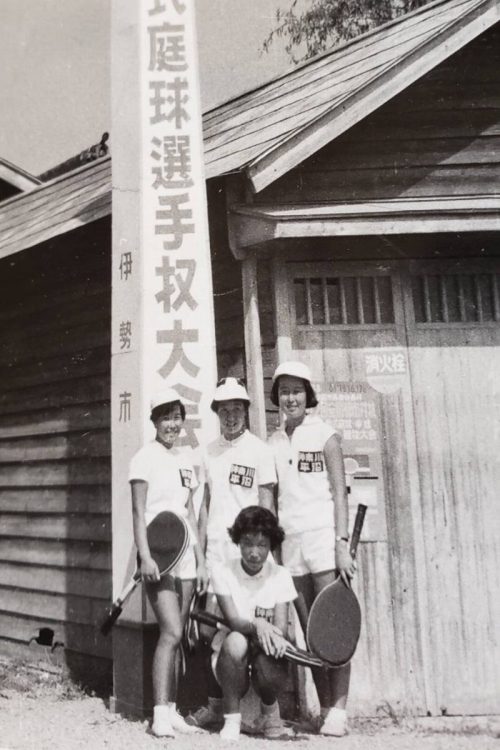 1985年、軟式庭球全国大会に出場した高校2年生の田中敬子（後列中央）