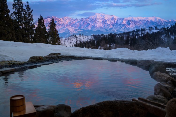 日本百名山・巻機山をはじめ、標高2000m級の上信越国境の山々を望む絶景露天風呂