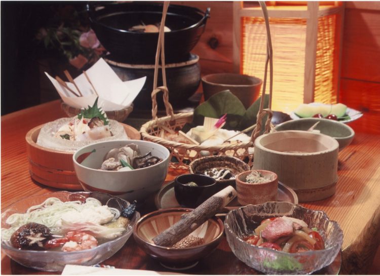 キノコや川魚などの山の幸を中心とした山里料理を味わえる