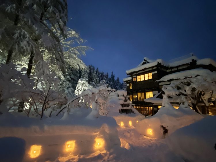 雪深い文化財の宿でミネラル豊富な秘湯を満喫