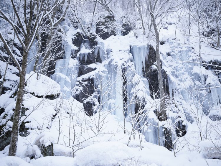 迫力満点の馬門岩の氷瀑