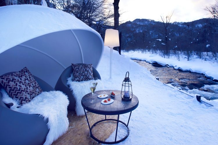 渓流の雪景色を眺めながらシャンパーニュを味わう至福の時