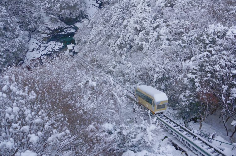 「ケーブルカーから見る険しい渓谷の雪景色は圧巻」