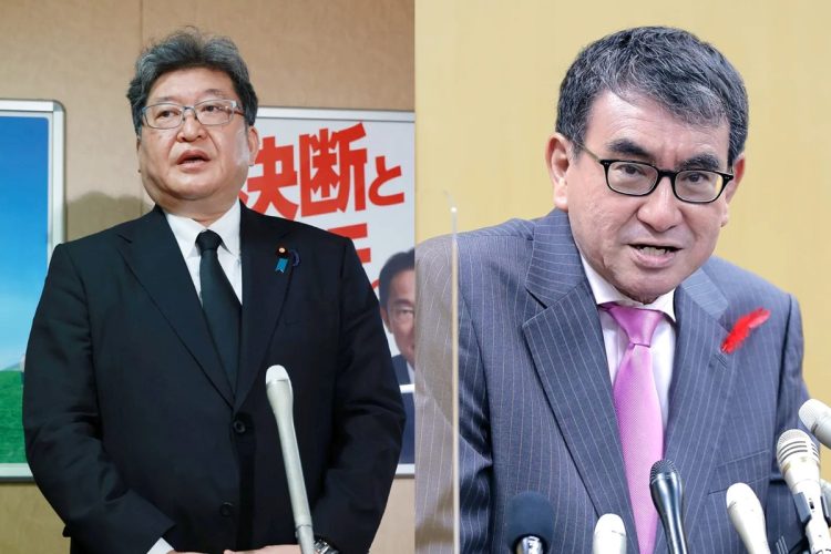 将来の首相候補として名前を挙げられた河野太郎・消費者相（右）と萩生田光一・自民党政調会長（時事通信フォト）