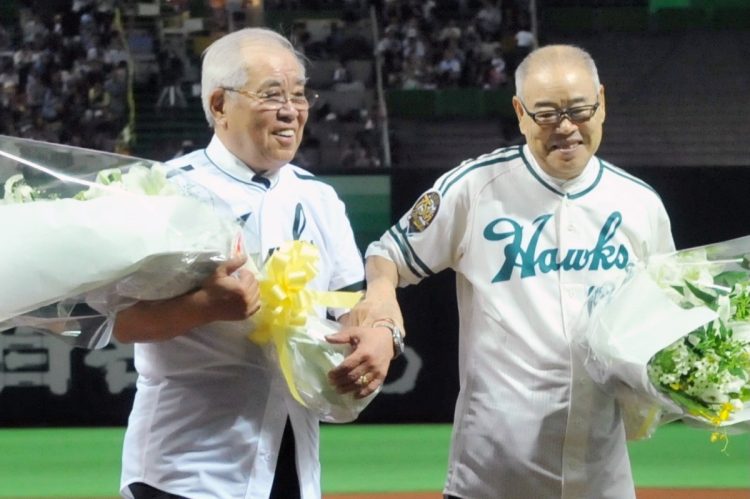 2013年、レジェンドホークスセレモニーで花束を贈呈された元南海の野村克也氏（左）と門田博光氏（時事通信フォト）