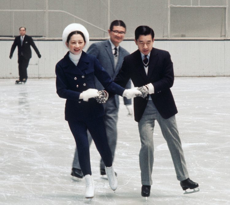 1970年にはスケートをされた美智子さま（時事通信フォト）