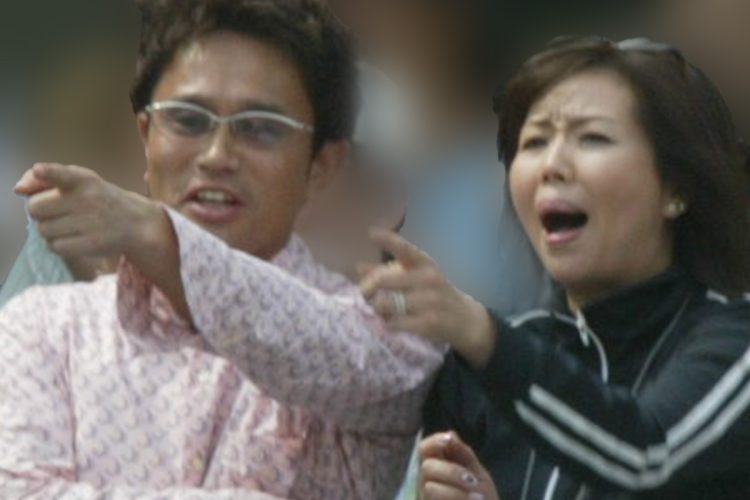 子供が出場した運動会を観戦する浜田・小川夫妻（2005年）