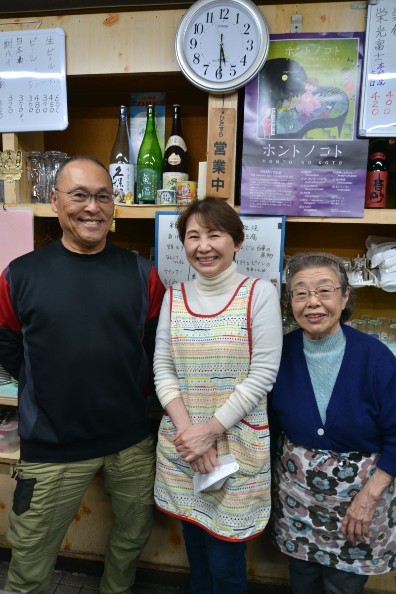 左から店主の尚弘さん、妻の真紀さん、お母さんの和子さん