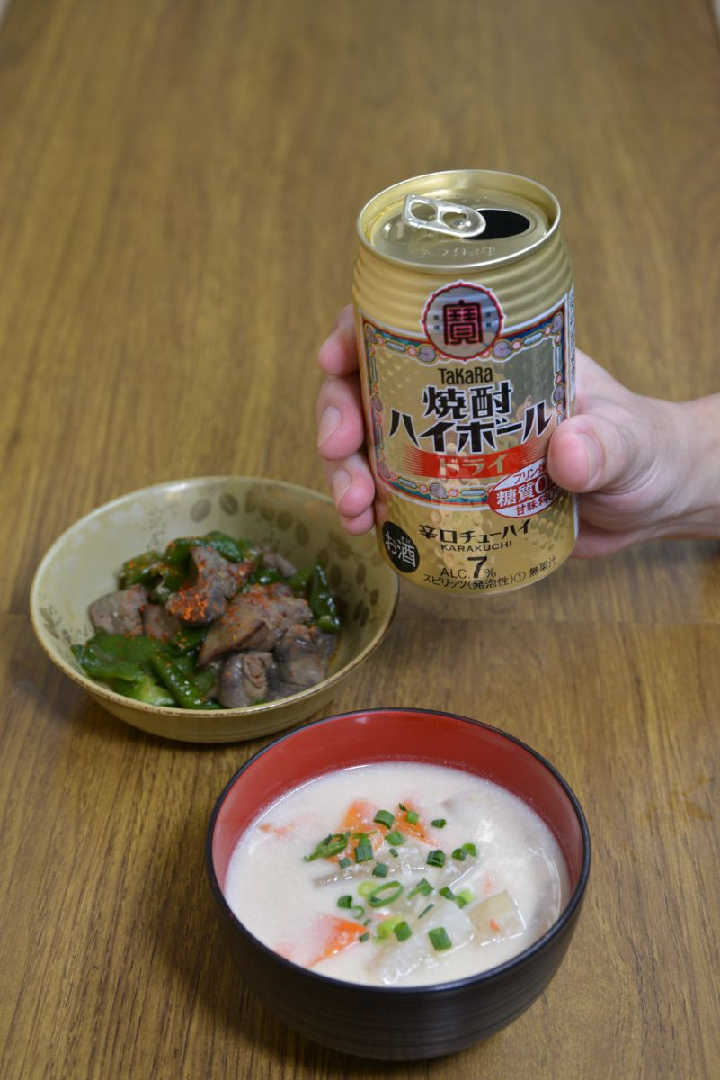 「かつおだしと酒粕のまろやかな香りで旨い！」と人気の粕汁には、辛口の『焼酎ハイボール』がぴたりとハマる