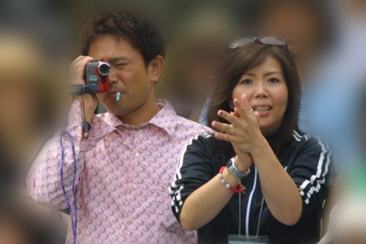 運動会の観戦でビデオカメラを手にする浜田（2005年）