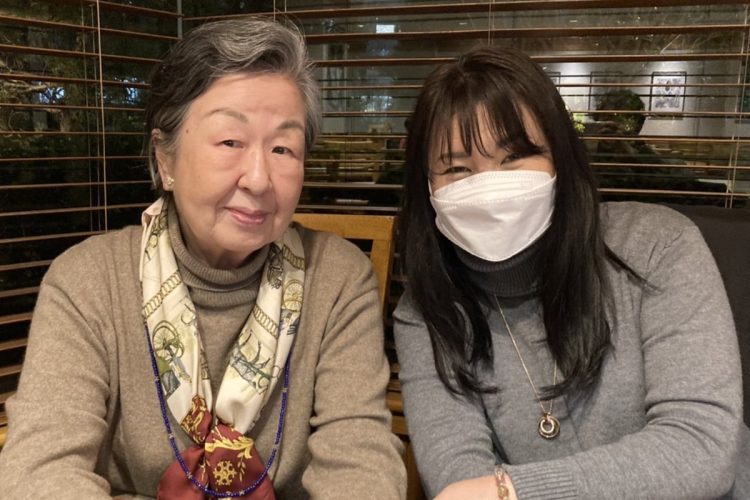 2023年2月14日。田中敬子（左）と「娘のようで、クラスメイトでもある」という株式会社クイックはあと代表の鈴木裕枝