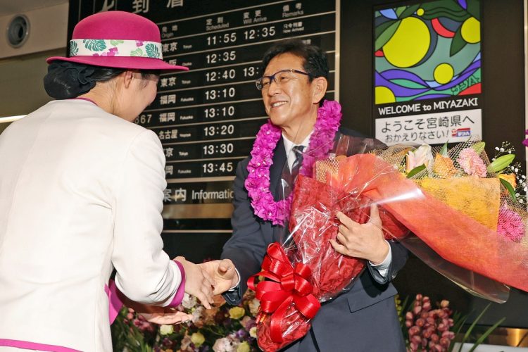 宮崎空港に到着した栗山監督（時事通信フォト）