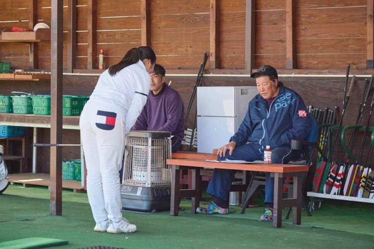 入会テストはジャンボへの大きな声での挨拶から始まる。参加資格に「きちんと挨拶や礼儀が身についている者」という要項も