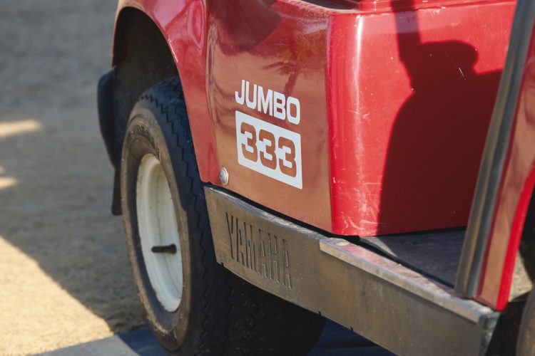 練習場内を移動するジャンボの足は電動カート。ボディにはジャンボのプライベートブランドのロゴでもある「JUMBO 333」が