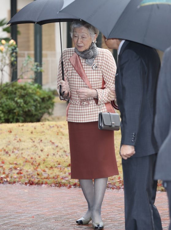 千鳥格子でサテン地もあしらった上着を着こなす美智子さま（写真／JMPA）