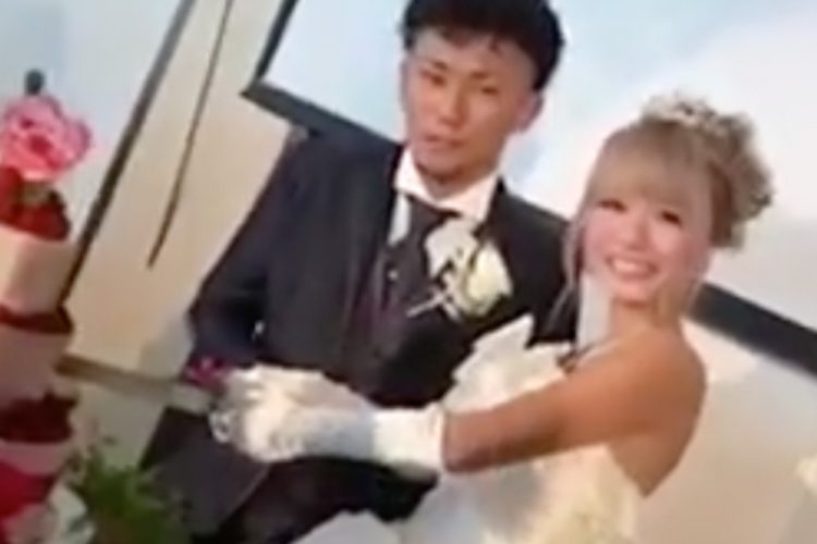 結婚式で幸せそうな笑みを浮かべていた初音さん