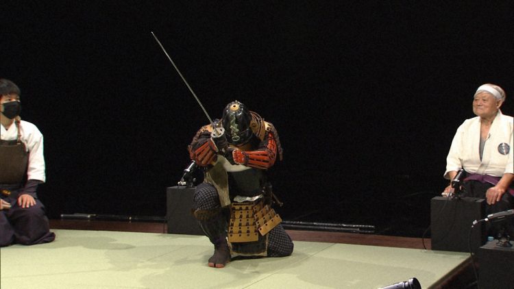低い姿勢で構える甲冑剣術は、敵にさらす体の前の部分全体が鎧兜で覆われまったく隙が無い（C）NHK