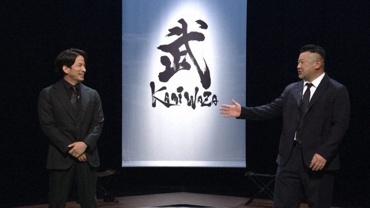 武術の知識があり実際に実技まで行う岡田（右はケンドーコバヤシ）。（C）NHK