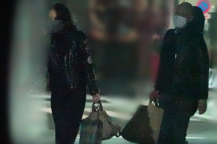 夫と帰宅する中島美嘉（2022年11月撮影）