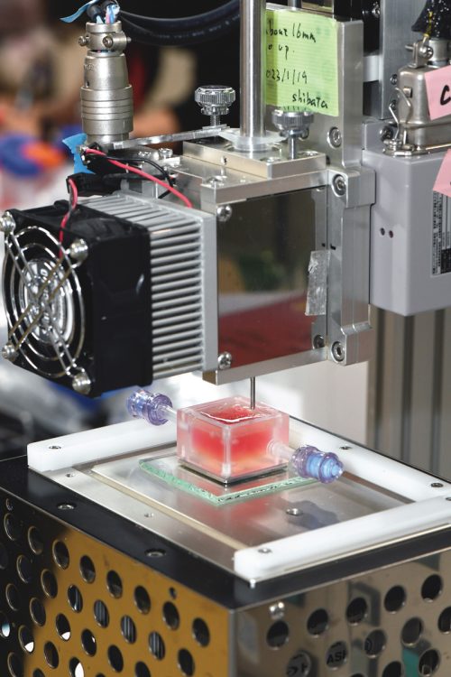 【3Dプリンターで細胞を射出】培養した細胞を3Dプリンターで上方向に射出し、肉の線維を作成