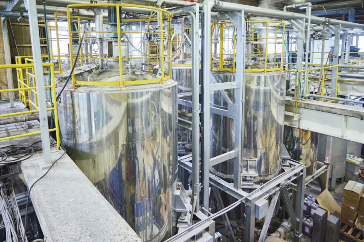 液状化した廃棄食品は殺菌処理され、冷却・発酵を経て養豚農家に運ばれていく