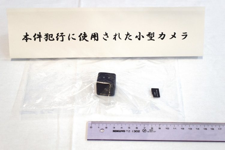 盗撮するために福岡空港内の関係者専用女子トイレに設置された2/5センチ角の小型カメラ。2021年12月（時事通信フォト）