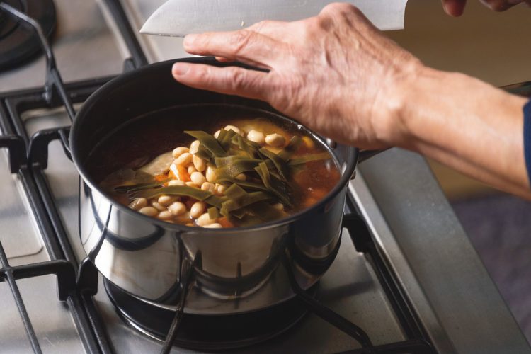 鍋に（1）を入れ皮目から焼く。焼き目がついたらひっくり返し、昆布だし500mlと［A］、しょうがを加えて煮る