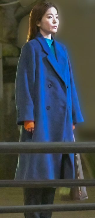 衣装の青のコートも似合う