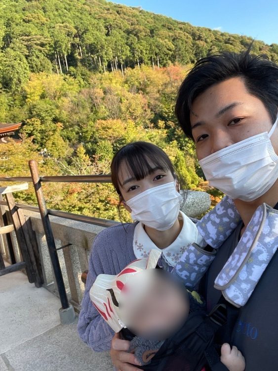 小川さんは級統一教会信者でない夫（写真右）と結婚した