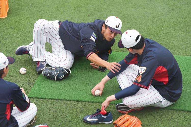 佐々木にスライダーをアドバイスすると「アメリカでスイーパーと呼ばれる（大きな曲がりの）スライダーを投げている」と絶賛