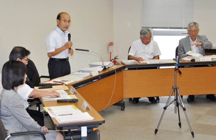 2013年8月、広島の原爆被害を描いた漫画「はだしのゲン」の閲覧制限について議論する松江市教育委員会の内藤富夫委員長（左から3人目）ら（時事通信フォト）