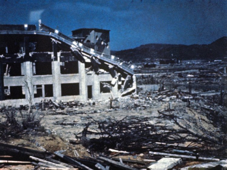 1945年、長崎市内（爆心地付近）城山国民学校南棟。同校には三菱長崎兵器製造所の給与課が疎開していた（時事通信フォト）