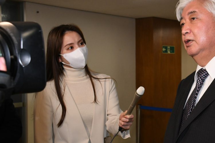 騒動から約2か月、元防衛大臣にも取材する姿が見られたのは角谷暁子アナ