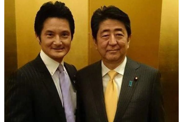 安倍晋三元首相ともツーショットを撮影