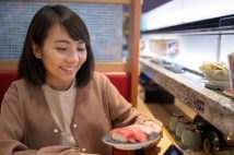 迷惑行為が相次ぐ回転寿司で問われるレーンの在り方 「今後は高速レーンが主流に」の指摘も