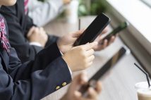 スタバで勉強、手にはブランド品… 今の高校生が「お金を持っている」ように見えるワケ