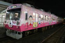静岡鉄道の「ちびまる子ちゃんラッピングトレイン」。2018年9月、さくらももこさんの追悼のために、「さくらももこさんありがとう。」と記した特別ヘッドマークをつけていた（時事通信フォト）